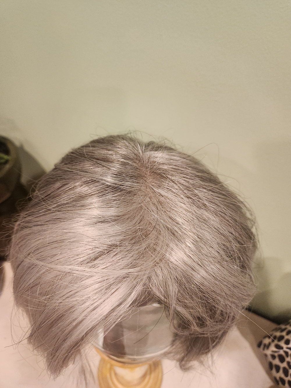 AMO Silver Gray Short Layered Wig - Picture 3 of 7